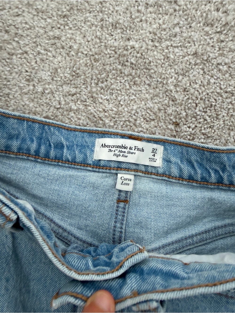 Abercrombie & Fitch The 4” Mom Short High Rise in Light Blue Denim, size 27 - Picture 3 of 3